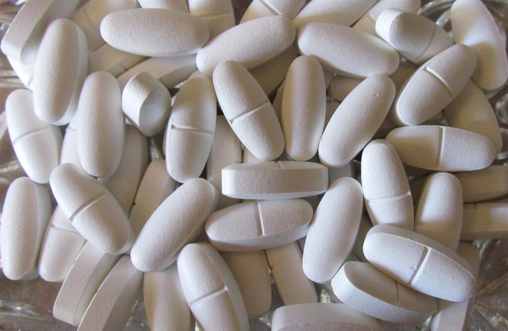 Nel mondo frenetico in cui viviamo, il mantenimento di una salute ottimale spesso richiede molto più che semplici visite mediche ed esercizio fisico. Con l’avvento delle farmacie online, prendersi cura del proprio benessere è diventato più facile che mai. Tuttosfarma, una piattaforma online leader di salute e benessere, è in prima linea in questa rivoluzione, offrendo un'ampia gamma di prodotti che soddisfano qualsiasi cosa, dalle esigenze di salute di base agli obiettivi di benessere specifici. Che tu stia cercando di potenziare il tuo sistema immunitario, migliorare la tua pelle o trovare sollievo dai cibi comuni, Tuttosfarma ha qualcosa per te. In questo articolo abbiamo raccolto i 5 migliori prodotti sanitari indispensabili di Tuttofarma che possono aiutarti a mantenere uno stile di vita equilibrato e sano, consegnati direttamente a casa tua. Questi prodotti non sono solo di alta qualità, ma sono anche progettati per rendere il benessere più accessibile e conveniente, con particolare attenzione sia alla prevenzione che alla cura di sé. Immergiamoci in questi prodotti essenziali per la salute che diventeranno sicuramente punti fermi nella tua routine quotidiana.