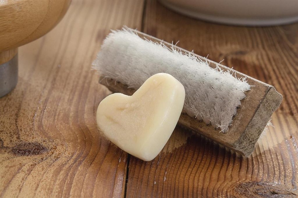 Vom Wald zur Familie: Warum Hofmeisters Holzkreationen die perfekten personalisierten Geschenke sind In einer Welt voller Schnellkäufe und Wegwerftrends sind die beliebtesten Geschenke jene, die Bedeutung, Kunstfertigkeit und eine tiefe Verbindung zu unserer Welt haben. Bei Hofmeister Holzwaren ist jedes Stück kein Gebrauchsgegenstand, sondern eine aus Holz geschnitzte Geschichte, die auf Tradition basiert und von Familien über Generationen hinweg geschätzt wird. Hofmeister ist mit über 40 Jahren Tradition in der Holzverarbeitung einer der führenden europäischen Hersteller von individuellen und nachhaltig produzierten Holzartikeln. Von rustikalen Küchenaccessoires bis hin zu Erinnerungsstücken – die Produktkollektion vereint die Natur in liebevollen Geschenken für das Zuhause.