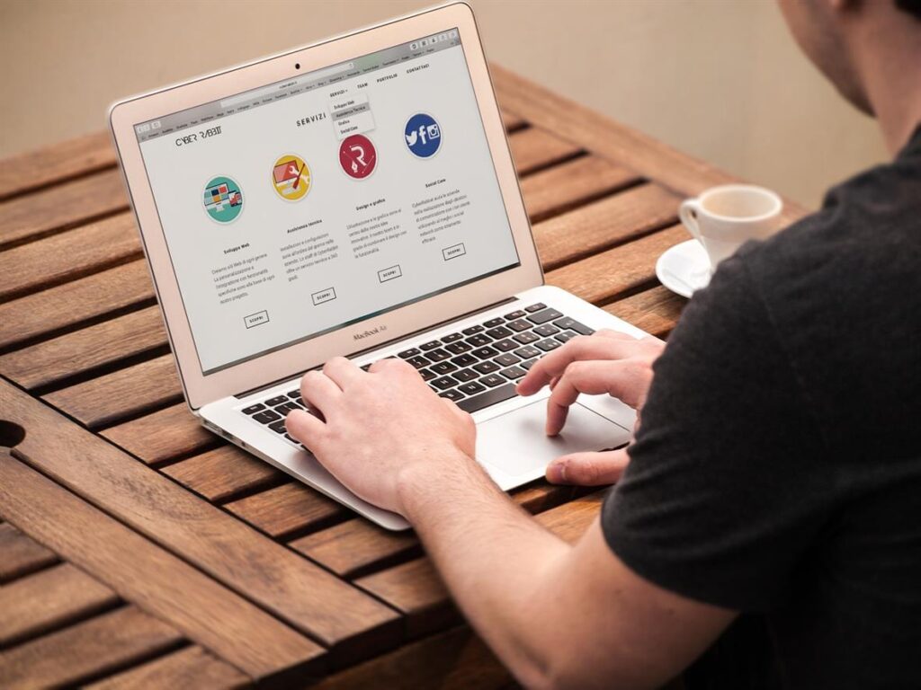 Stärkung europäischer Unternehmen: easynames Engagement für lokalisierte Webdienste In einer zunehmend digitalen Welt ist eine starke Onlinepräsenz für Unternehmen jeder Größe unverzichtbar. Für europäische Unternehmen, die maßgeschneiderte Weblösungen suchen, hat sich easyname als zuverlässiger Partner erwiesen, der sich der Unterstützung lokaler Bedürfnisse verschrieben hat. Mit Sitz in Österreich und Kunden in ganz Europa kombiniert easyname technologische Innovation mit einem tiefen Verständnis regionaler Anforderungen und ist damit ein unschätzbarer Verbündeter für Unternehmen, die sich in der Onlinelandschaft zurechtfinden.