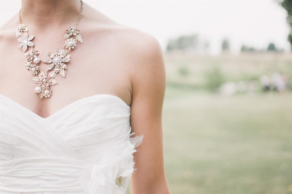 L’eleganza della natura: esplorare l’artigianato senza tempo dei gioielli Atelier VM In un mondo in cui spesso domina il fast fashion, è in atto una rivoluzione silenziosa nel regno dei gioielli di lusso, in cui artigianato, abilità artistica e sostenibilità regnano sovrani. In prima linea in questo movimento c'è Atelier VM, un marchio belga che ha affascinato il cuore degli intenditori di gioielli in tutto il mondo con il suo impegno per l'eleganza minimalista, le ispirazioni naturali e l'artigianato senza pari. In questo articolo, approfondiamo l’essenza di ciò che rende davvero speciali le creazioni di Atelier VM e come continuano a ridefinire il concetto di lusso nell’era moderna.