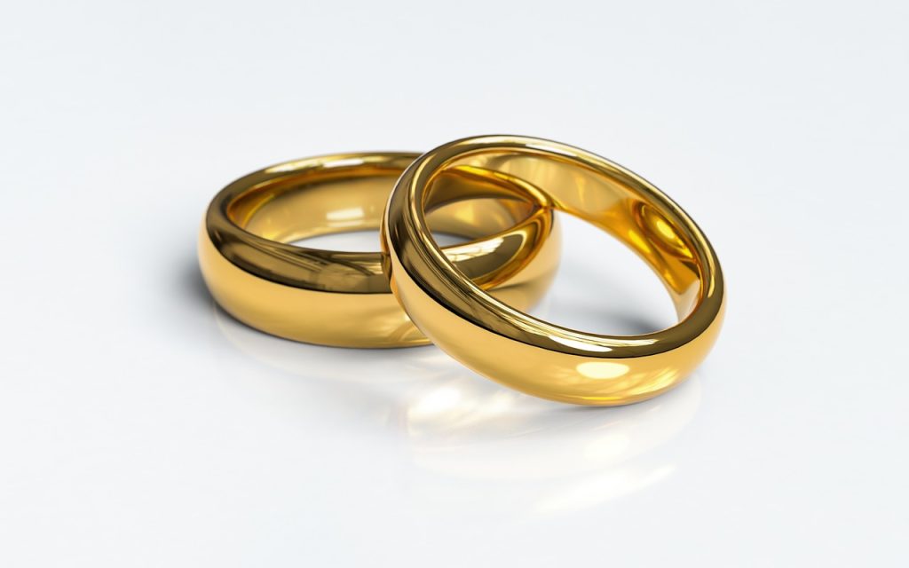 Das perfekte Schmuckstück finden: Amoonics Leitfaden für atemberaubenden Schmuck und Ringgrößen Schmuck ist mehr als nur ein Accessoire; er spiegelt Stil, Emotionen und zeitlose Schönheit wider. Ob Sie einen schillernden Ring, elegante Ohrringe oder ein gefühlvolles Medaillon suchen – das perfekte Schmuckstück zu finden, erfordert Kunstfertigkeit und Präzision. Wir bei Amoonic sind davon überzeugt, Schmuck zu fertigen, der jeden Moment verschönert und gleichzeitig sicherstellt, dass jedes Stück perfekt sitzt. Unser Expertenratgeber hilft Ihnen, den schönsten Schmuck zu entdecken und ganz einfach die perfekte Ringgröße zu finden.