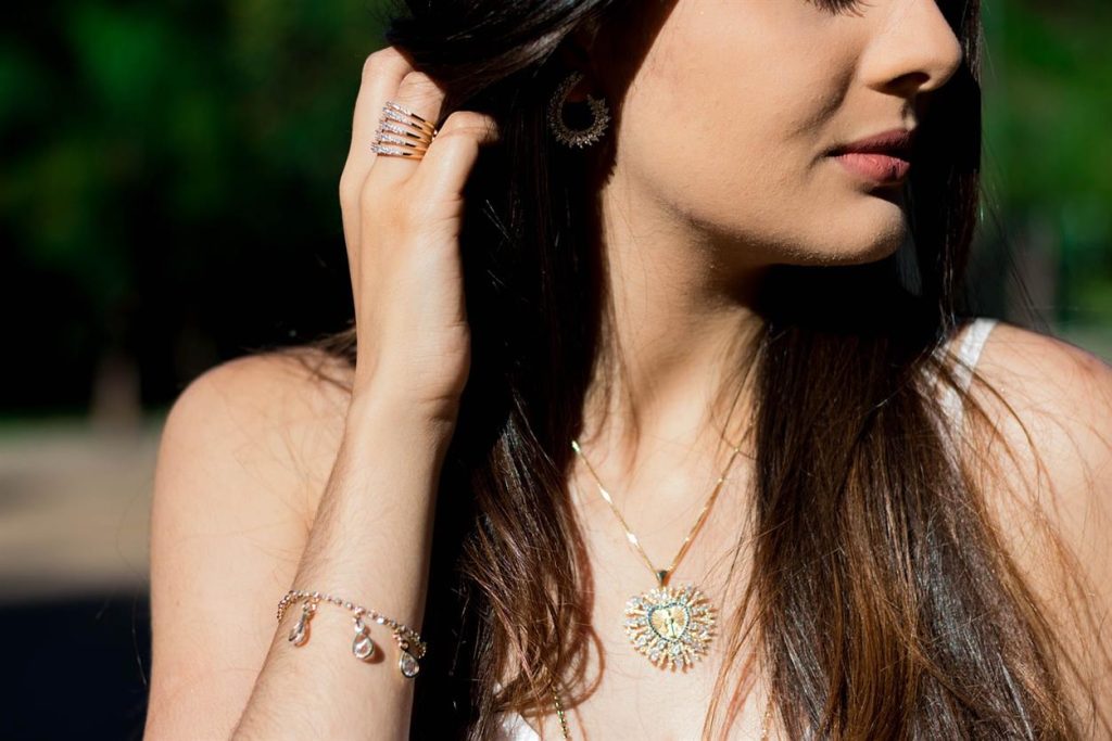 Entdecken Sie Eleganz: Amoonics exquisite Kollektion an Ringen, Ohrringen und Medaillons Schmuck ist mehr als nur ein Accessoire; er ist ein Ausdruck von Individualität, ein Zeichen besonderer Momente und zeitloser Eleganz. Amoonic, eine Marke, die für ihre Handwerkskunst und ihren Luxus bekannt ist, bietet eine exquisite Kollektion an Ringen, Ohrringen und Medaillons für jeden Anlass. Ob Sie einen atemberaubenden Verlobungsring, elegante Ohrringe oder ein bedeutungsvolles Medaillon suchen – die Designs von Amoonic vereinen Kunstfertigkeit und Raffinesse.